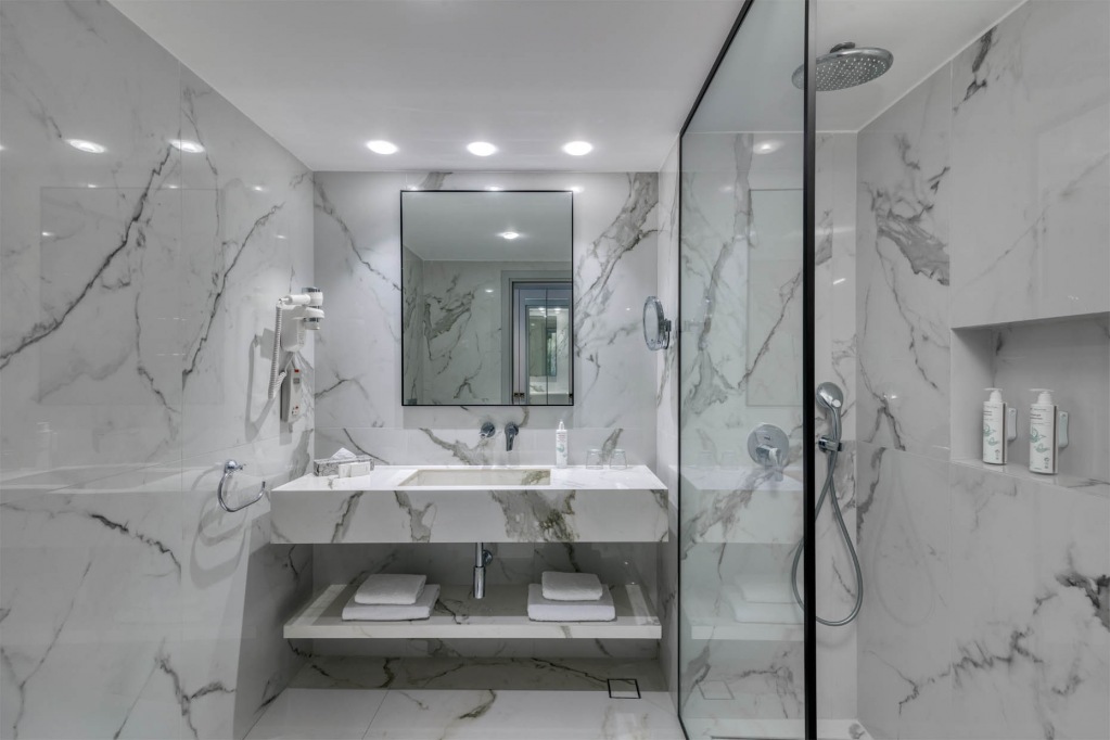 Superior_Garden_View_Bath_Low_Res